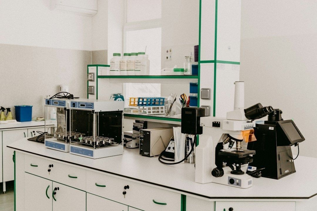 Laboratorium med mikroskop och instrument för analys av hudens antioxidanter